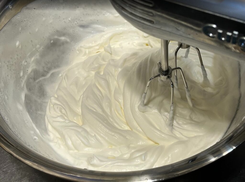 生クリームをたてる