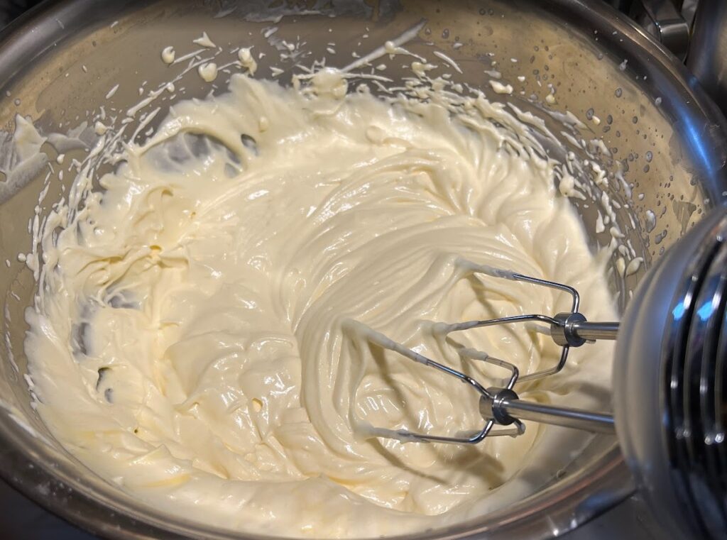 生クリームと卵黄を合わせる